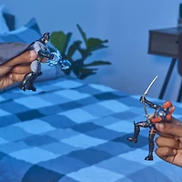 Batman, Figurine articulée Deathstroke de 10,2 cm avec 3 accessoires mystère, pour les enfants à partir de 3 ans