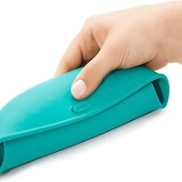 OXO Tot - Bavoir Enroulable - Bavoir Bébé et Tout-Petit Confortable en Silicone Doux Imperméable et Léger - Tissu Se Roule dans la Poche pour Voyage et Rangement - Bleu Sarcelle