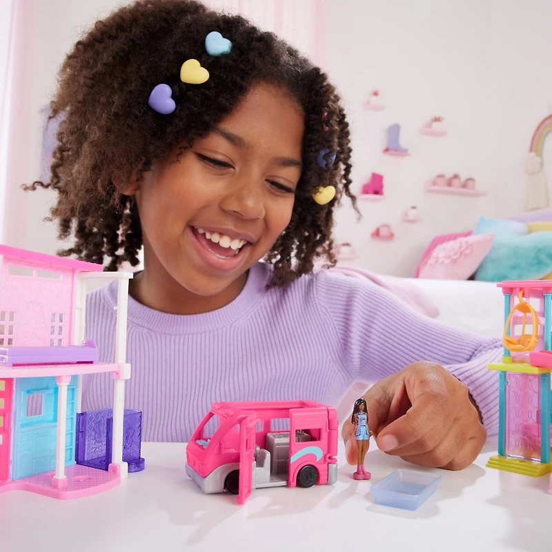 Coffret poupée et véhicule jouet ​Mini BarbieLand Barbie, poupée Barbie de 3,81 cm (1,5 po) et Autocaravane de rêve avec portes qui s’ouvrent vraiment et piscine à changement de couleur