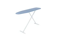 Mainstays Planche à repasser en T, Structure pliable pour un rangement facile, Pied en T pour une base de repassage stable et une suspension facile, autoportant Taille du produit assemblé :137,16 cmx33,02 cmx 68 cm-90 cm; Revêtement en poudre blanc et revêtement en tissu bleu