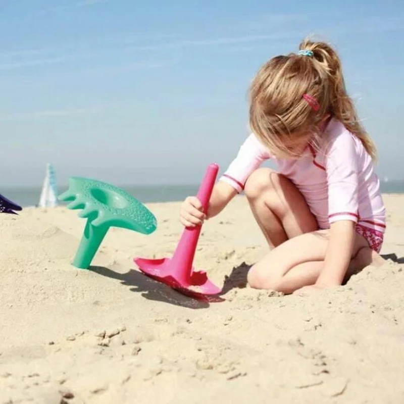 Quut - Triplet - Jouet de Plage 4-en-1 : Pelle, Râteau, Tamis et Entonnoir - Outil de Sable Multifonctionnel pour Enfants - Structures de Sable Amusantes & Faciles - Creuser, Tamiser, Râteler et Canal