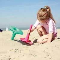 Quut - Triplet - Jouet de Plage 4-en-1 : Pelle, Râteau, Tamis et Entonnoir - Outil de Sable Multifonctionnel pour Enfants - Structures de Sable Amusantes & Faciles - Creuser, Tamiser, Râteler et Canal