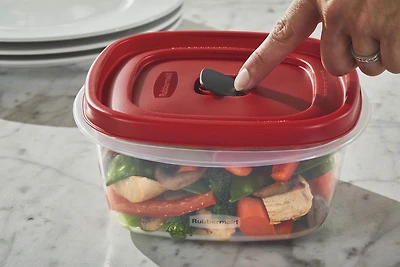 Rubbermaid Easy Find Lids 5 Cup Food Storage and Organization Container, Racer Red, 1.2L / 5 Cup