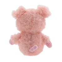 Façon de célébrer la petite peluche de cochon de ferme