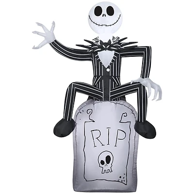 Jack Skellington gonflable d'Halloween sur la pierre tombale