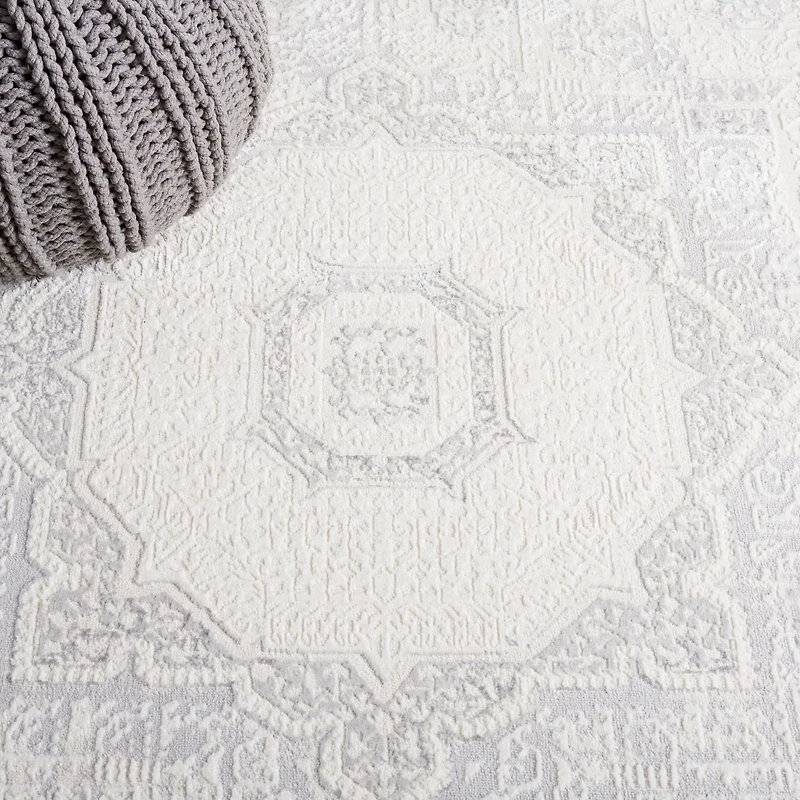 SAFAVIEH Hanna Lynna Diamond Area Rug