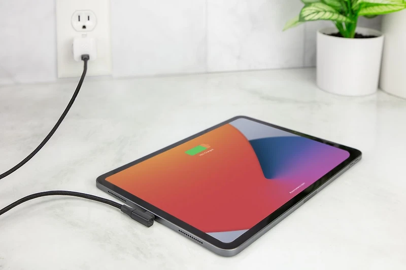 Câble tressé de recharge et synchronisation CCBRA4-SP Scosche Strikeline qualité USB-C à USB-C angle droit, 1,3 m (4 pi) noir Cable rechar USB-C-USB-C 4 pi