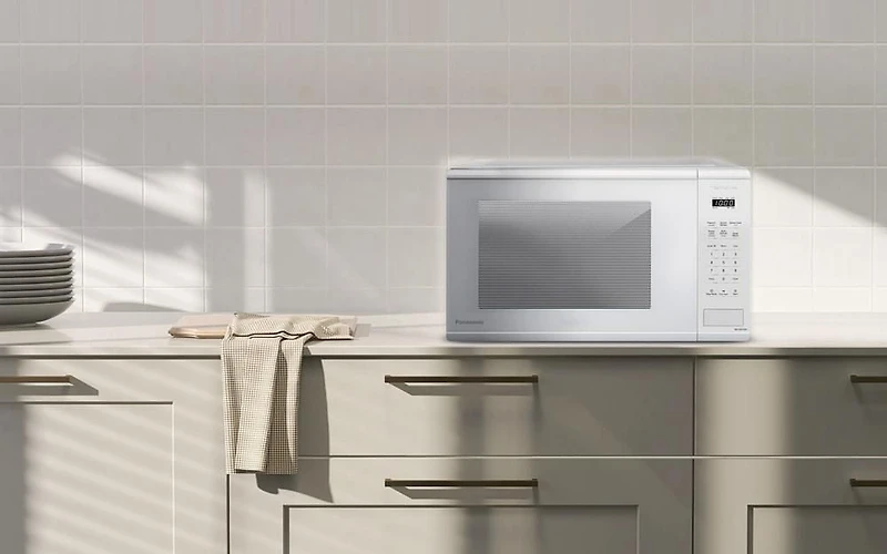 Panasonic NNSG676WC Mid Size Genius 1100 W Microwave Oven, 7 Auto Cook Menus, Child Lock, 1.3 Cu.ft, White