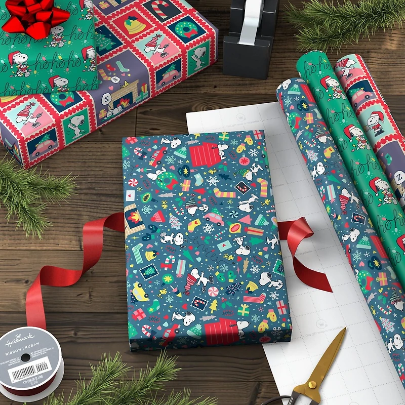 Papier d'emballage de Noël, avec lignes de découpage au verso, Peanuts, Hallmark (3 rouleaux : 60 pieds carrés)