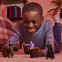 DC Comics, Figurine articulée Wingsuit Batman de 10 cm avec 3 accessoires et une carte mystère, Jouets pour enfants à collectionner du film Batman pour garçons et filles à partir de 3 ans