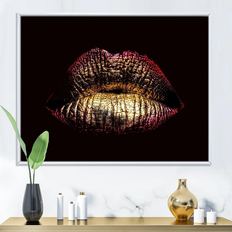Designart Lèvres féminines métallisées dorées sexy IV ART MURAL À CADRE FLOTTÉ