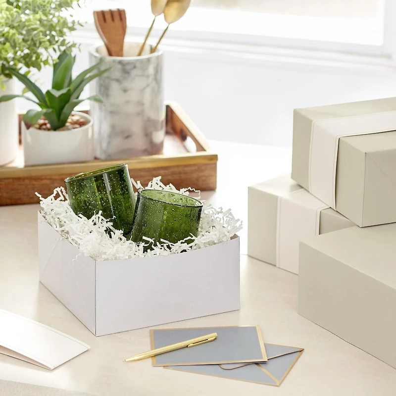 Boîtes-cadeaux moyennes blanc nacré de 8 po avec bandelettes, Hallmark (3 boîtes, 3 bandelettes) pour les mariages, les fêtes prénuptiales, la Saint-Valentin, les remises des diplômes, les départs à l