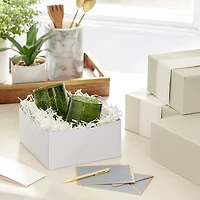 Boîtes-cadeaux moyennes blanc nacré de 8 po avec bandelettes, Hallmark (3 boîtes, 3 bandelettes) pour les mariages, les fêtes prénuptiales, la Saint-Valentin, les remises des diplômes, les départs à l