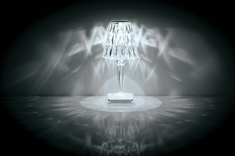 Lampe tactile à DEL en cristal multicolore de 10 po de Merkury Innovations .Lampe tactile LED en cristal