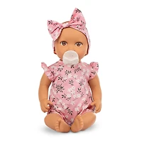 Poupée Bébé LullaBaby – Tenue Fleurie, Yeux Bruns et Teint Olive Lullababy Poupée Bébé – Tenue Fleurie, Yeux Bruns