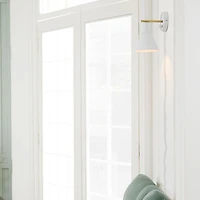 Applique murale enfichable ou fixe à une tête à intensité réglable Tristan, blanc mat, accent laiton, gradateur rotatif sans incréments sur le socle, cordon en tissu blanc