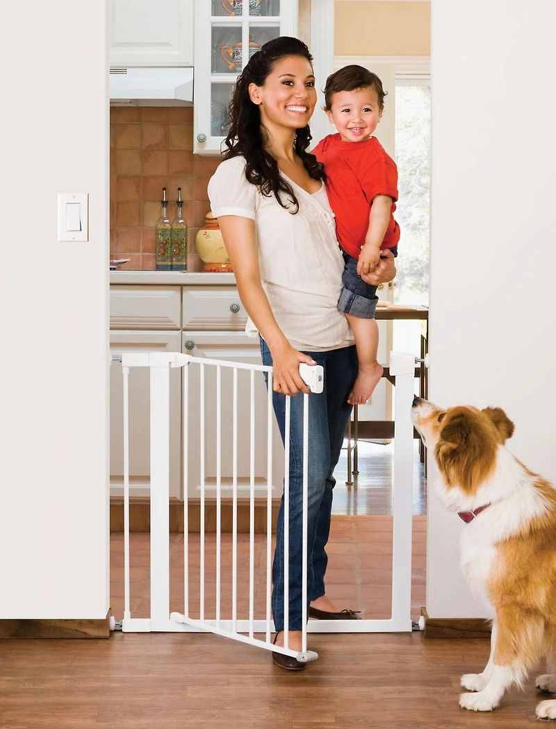 Munchkin Easy Close Barrière de bébé montée par pression pour escaliers, couloirs et portes, passage avec porte, 29" de haut et 29,5" à 35" de large, comprend (1) rallonge de 2,75", métal, blanc Porte bébé