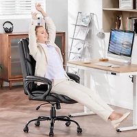 Chaise de bureau ergonomique à dossier haut en cuir Mainstays Executive, noire. Conçue pour les adultes, cette chaise est idéale pour les professionnels, les travailleurs à distance et les étudiants u