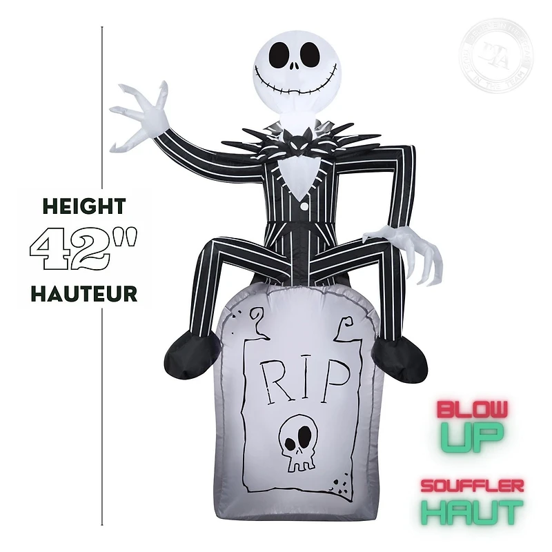 Jack Skellington gonflable d'Halloween sur la pierre tombale