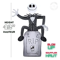 Jack Skellington gonflable d'Halloween sur la pierre tombale