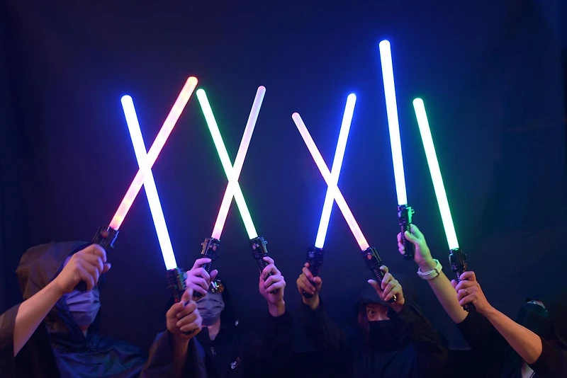 L’épée mesure 26 po (66 cm) de long. Épée aux effects de son et de lumière alimentée par 3 piles AAA (lr6, 1,5 V) (comprises). Livrée avec un choix de trois DEL de couleur (DEL rouge, DEL bleue, DEL ÉPÉE SPATIALE