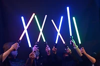 L’épée mesure 26 po (66 cm) de long. Épée aux effects de son et de lumière alimentée par 3 piles AAA (lr6, 1,5 V) (comprises).   Livrée avec un choix de trois DEL de couleur (DEL rouge, DEL bleue, DEL ÉPÉE SPATIALE