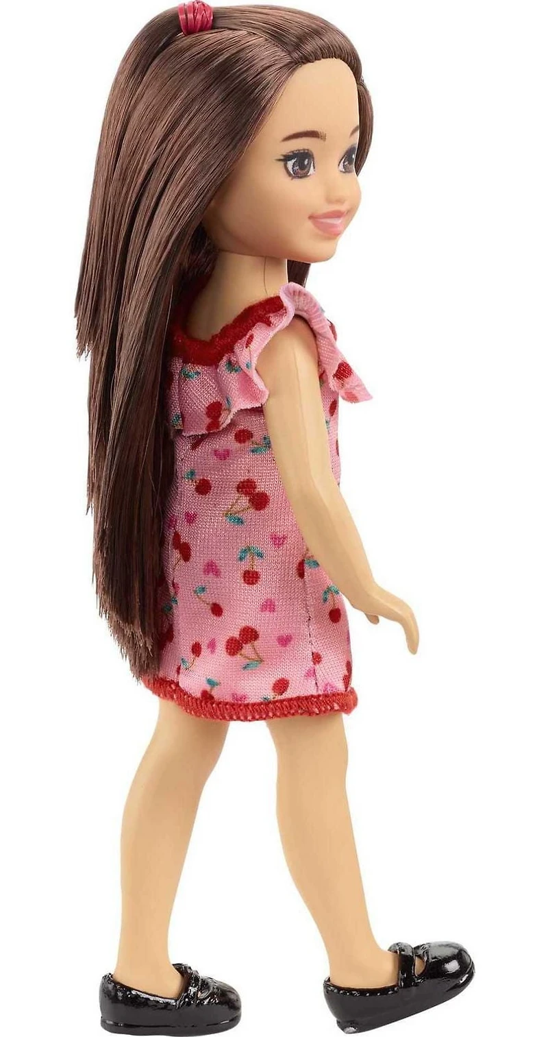 Barbie Poupée Chelsea, brunette, robe à imprimé cerise, 3+ ans