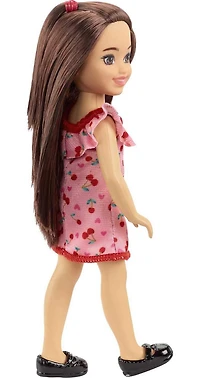 Barbie Poupée Chelsea, brunette, robe à imprimé cerise, 3+ ans