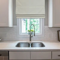 Versailles' Octavia Cordless Roman Shades (27in x 63in)
