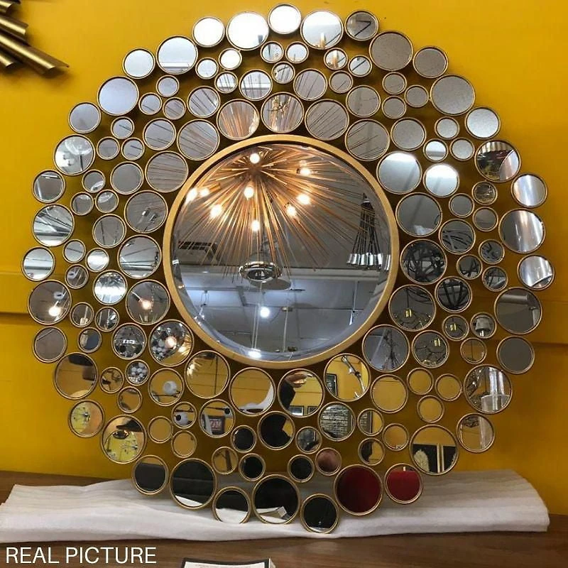 Miroir d'appoint mural – Design unique inspiré de la radio avec un cadre en métal élégant, parfait pour ajouter une touche moderne à votre entrée ou couloir