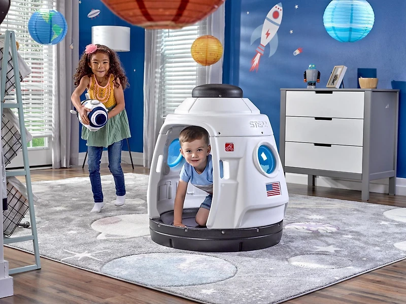 Step2 Space Capsule Swing pour enfants – Balançoire d'extérieur et cabane de jeu 2-en-1 – Siège-capsule fermé – Pour les 3 à 7 ans