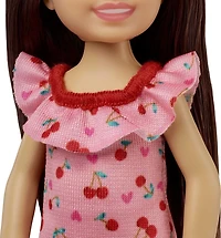 Barbie Poupée Chelsea, brunette, robe à imprimé cerise, 3+ ans