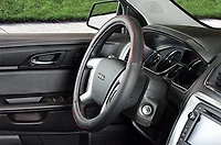 Custom Grip Noir Couvre volant TPE Core avec accent anodisé rouge Couvre volant noir avec accents rouges TPE Core