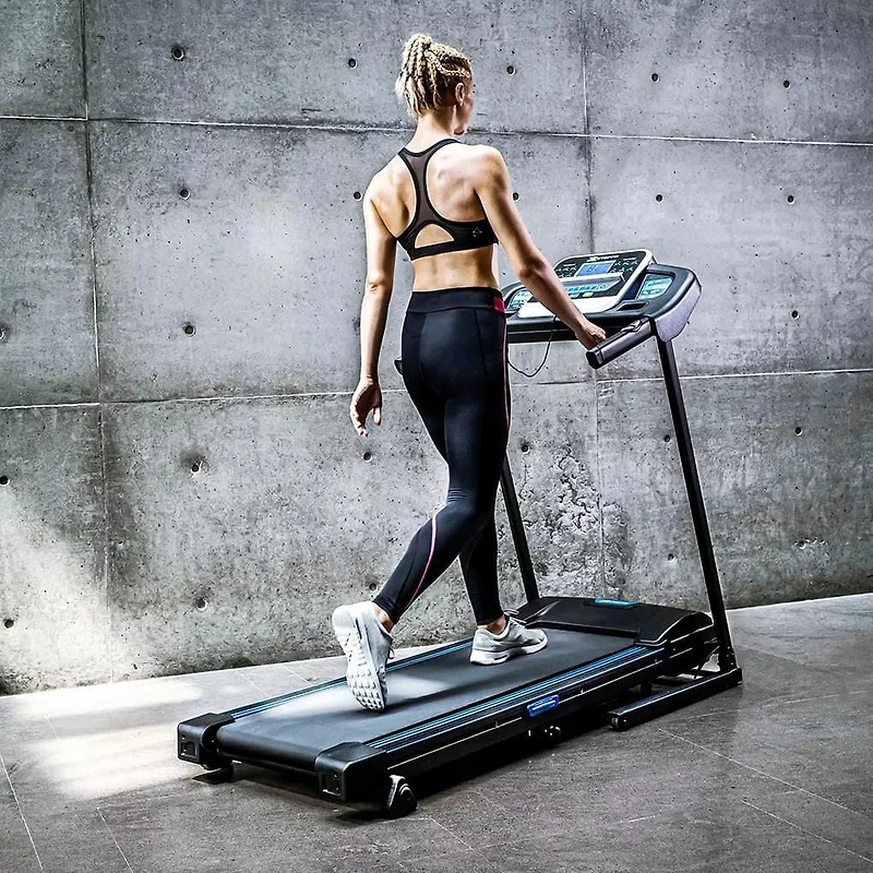 Xterra Fitness TR200 Tapis de course pliant 2.25 HP | Surface de course 16«  X 50 » | Ecran LCD 5.5 » Rétro-éclairé bleu - 16004402000