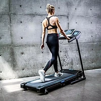 Xterra Fitness TR200 Tapis de course pliant 2.25 HP | Surface de course 16«  X 50 » | Ecran LCD 5.5 » Rétro-éclairé bleu - 16004402000