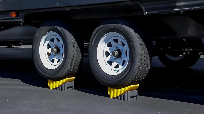 Camco Curved Leveler - For Use With Single-Axle & Multi-Axle Trailers As Well As RV's - Works With Tires Up to 32" (81,3 cm) in Diameter (44428), Curved leveler