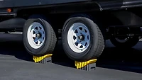 Camco Curved Leveler - For Use With Single-Axle & Multi-Axle Trailers As Well As RV's - Works With Tires Up to 32" (81,3 cm) in Diameter (44428), Curved leveler