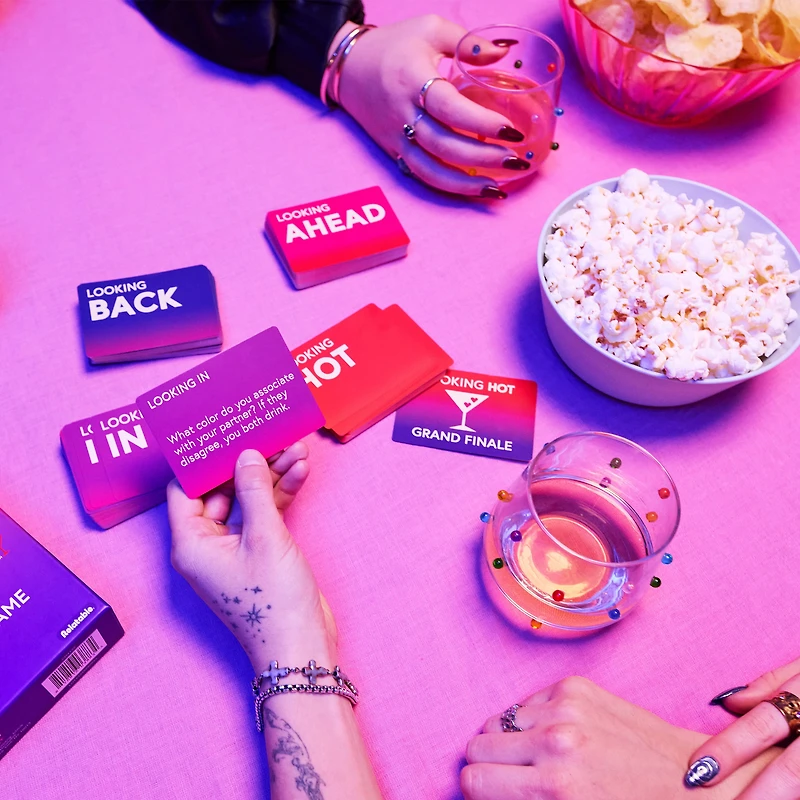 Love Laugh Drink par Relatable – Jeu de Boisson Amusant et Romantique pour Couples, Idéal pour les Soirées en Amoureux et les Fêtes d’Adultes