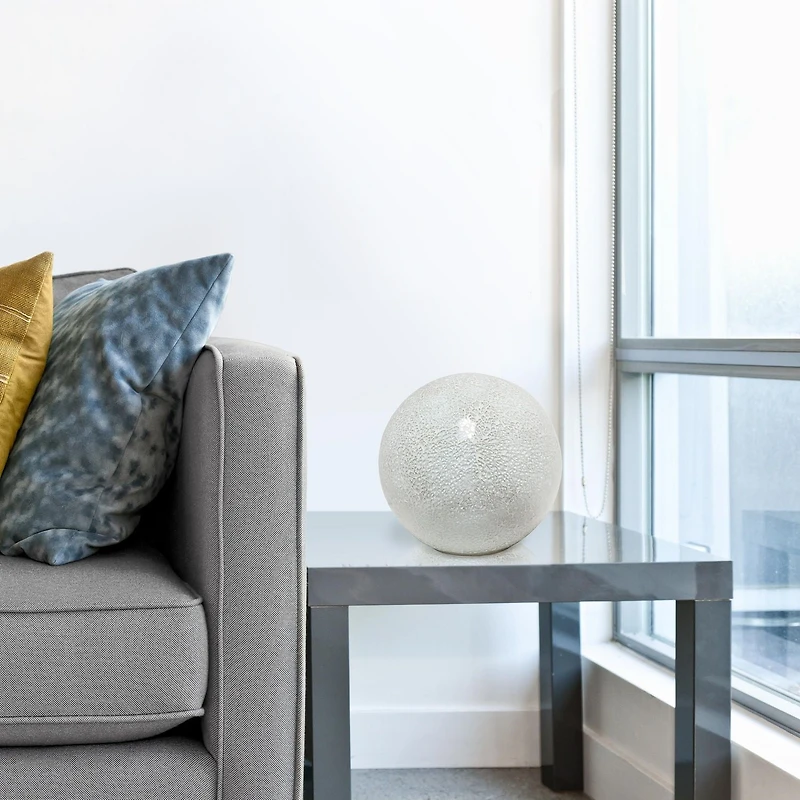 Lampe de table Simple Designs en forme de boule en pierre mosaïque à 1 lumière, blanche