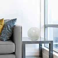 Lampe de table Simple Designs en forme de boule en pierre mosaïque à 1 lumière, blanche