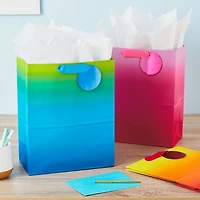 Paquet de 3 grands sacs-cadeaux de 13 po et de papier de soie Hallmark (Dégradé multicolore) – Pour les fêtes, l'Halloween, les showers de bébé, les fêtes prénuptiales