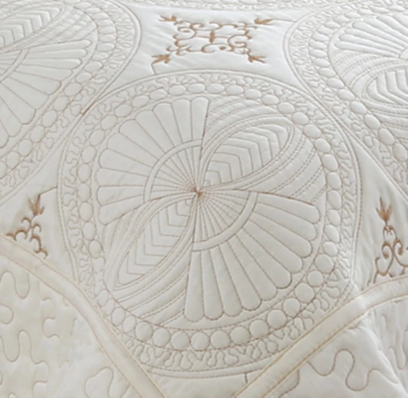 Couvre-lit Marina Decoration brodée, ensemble de literie ultra doux et uni, avec taie d'oreiller matelassée, motif géométrique crème