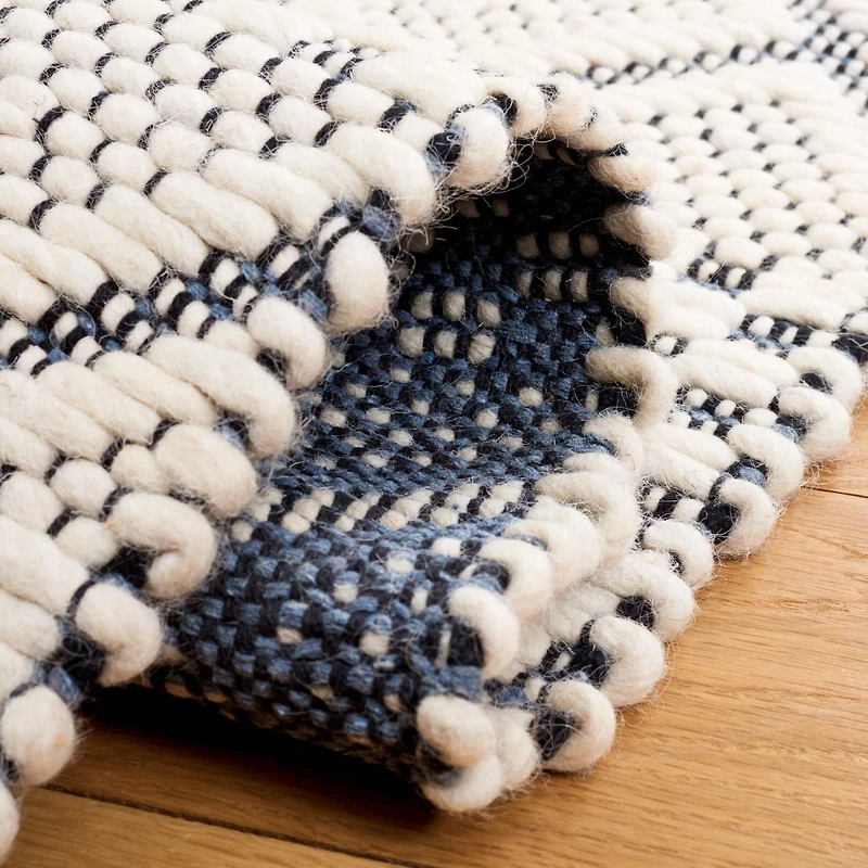 SAFAVIEH Natura Maisy Stripe Diamond Area Rug