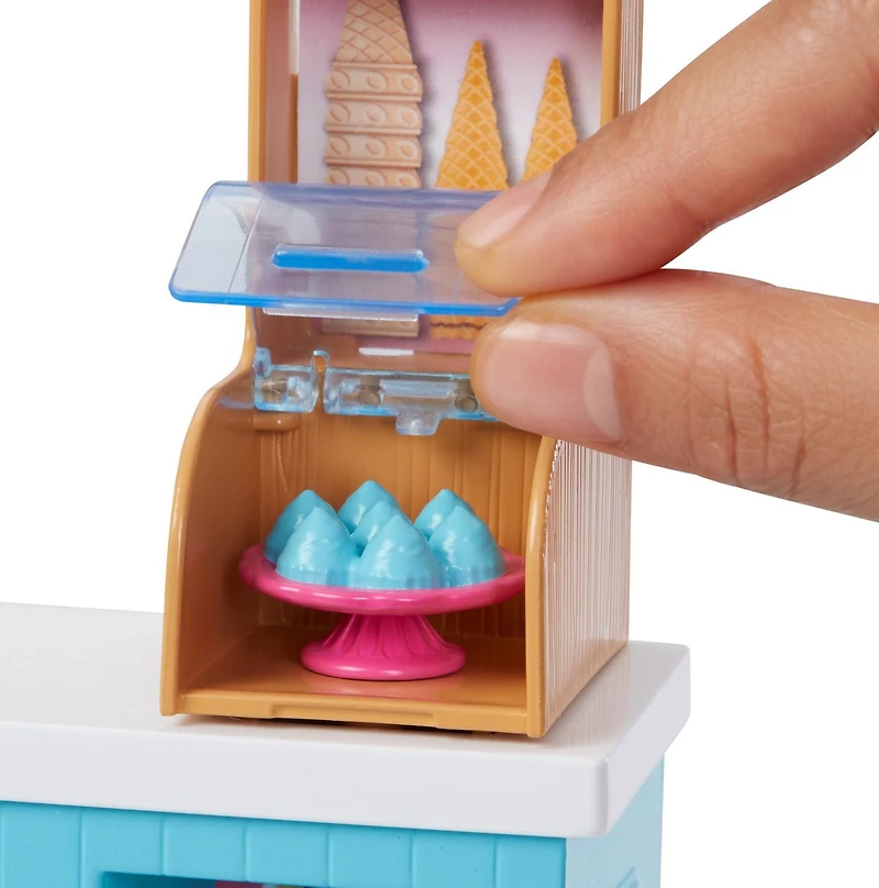 Coffret de jeu ​Café des glaces Barbie avec poupée Barbie et poupée Chelsea, structure de Café, table, 2 chaises et accessoire alimentaires, 3 à 7 ans