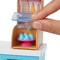 Coffret de jeu ​Café des glaces Barbie avec poupée Barbie et poupée Chelsea, structure de Café, table, 2 chaises et accessoire alimentaires, 3 à 7 ans