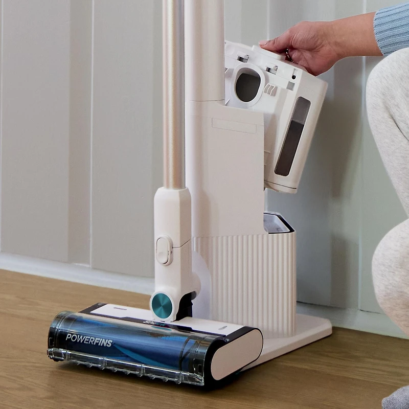 Aspirateur-balai sans fil Propre et vide de Shark® doté d’un système d’évacuation automatique, d’une brosse rotative autonettoyante, d’un système de filtration HEPA et de la technologie antiallergène