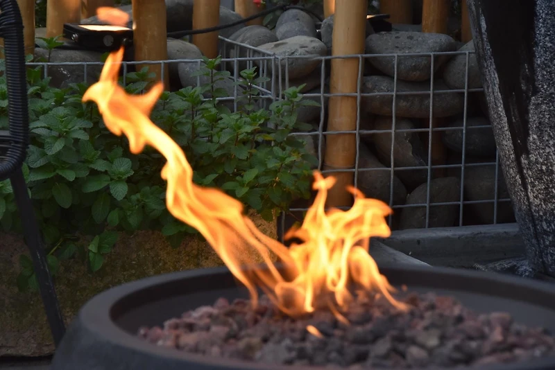 Bol de feu Modeno York – Noir texturé – Béton renforcé de fibres de verre – Gaz naturel