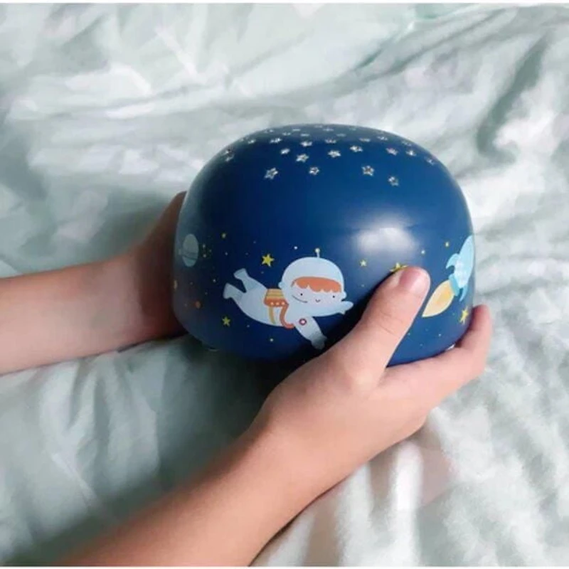 A Little Lovely Company - Lampe Projecteur Bleue - Lampe Sans Fil - Thème Espace - Crée un Ciel Étoilé au Plafond - Facile à Transporter - Parfaite pour les Chambres d'Enfants