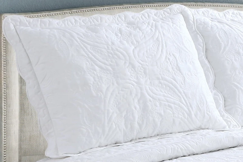 Couvre-lit Marina Decoration brodée, ensemble de literie ultra doux et uni, avec taie d'oreiller matelassée, motif cachemire floral blanc