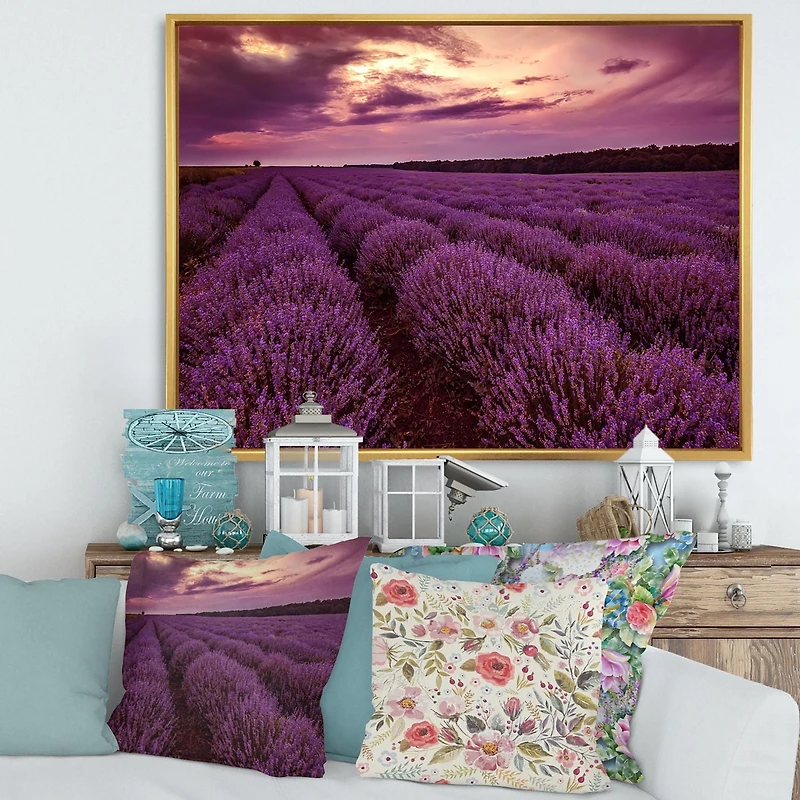 Designart Lever du soleil et nuages ​​dramatiques sur le champ de lavande III ART MURAL À CADRE FLOTTÉ